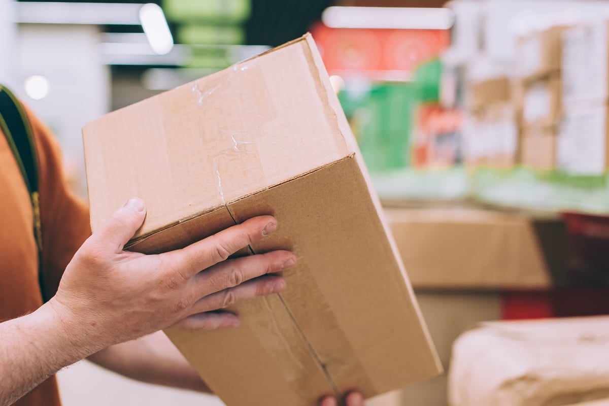 Mann holt besonderes Päckchen aus Paketshop - dann klicken die Handschellen