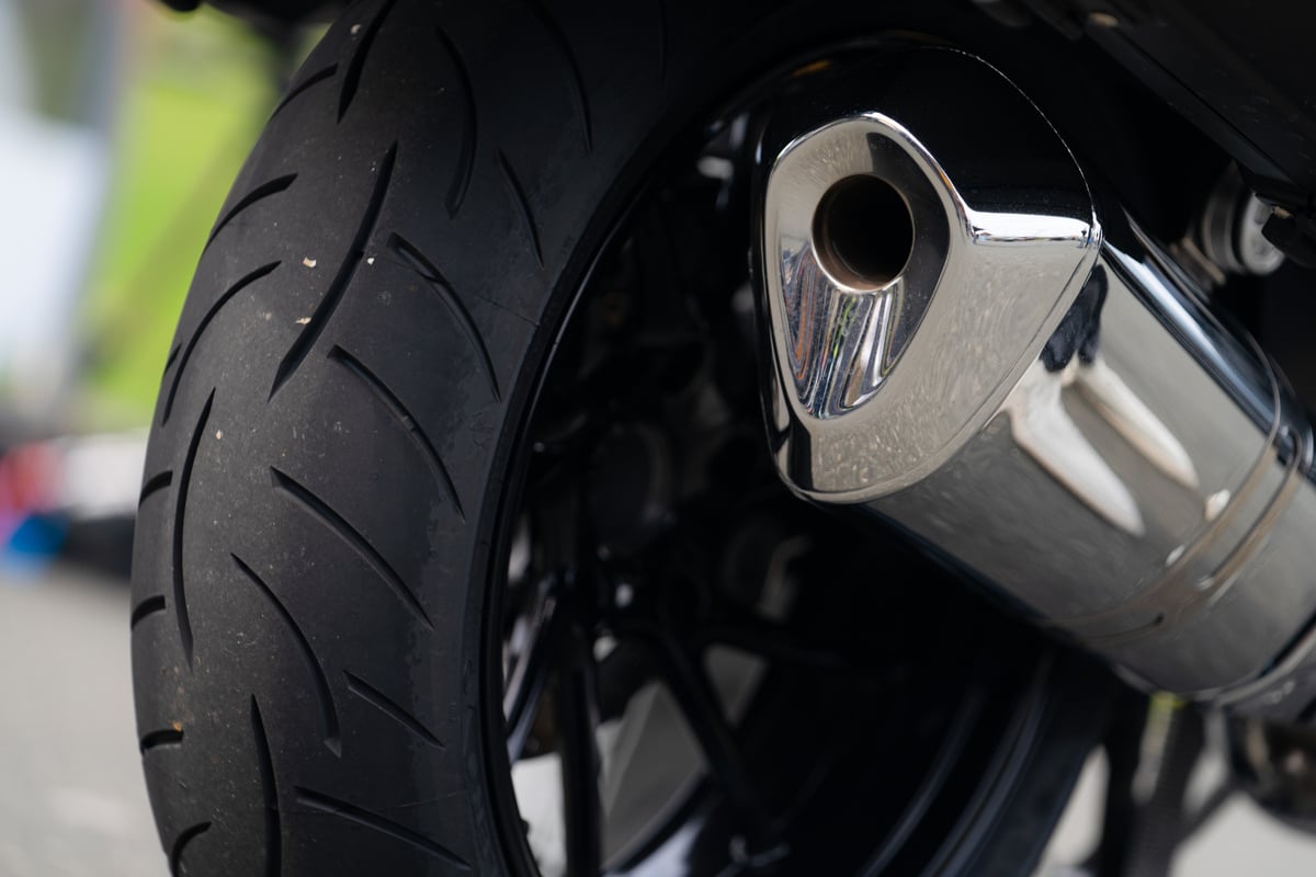 Klein-Lkw-kracht-in-Motorrad-Junge-Bikerin-stirbt-noch-an-Unfallstelle