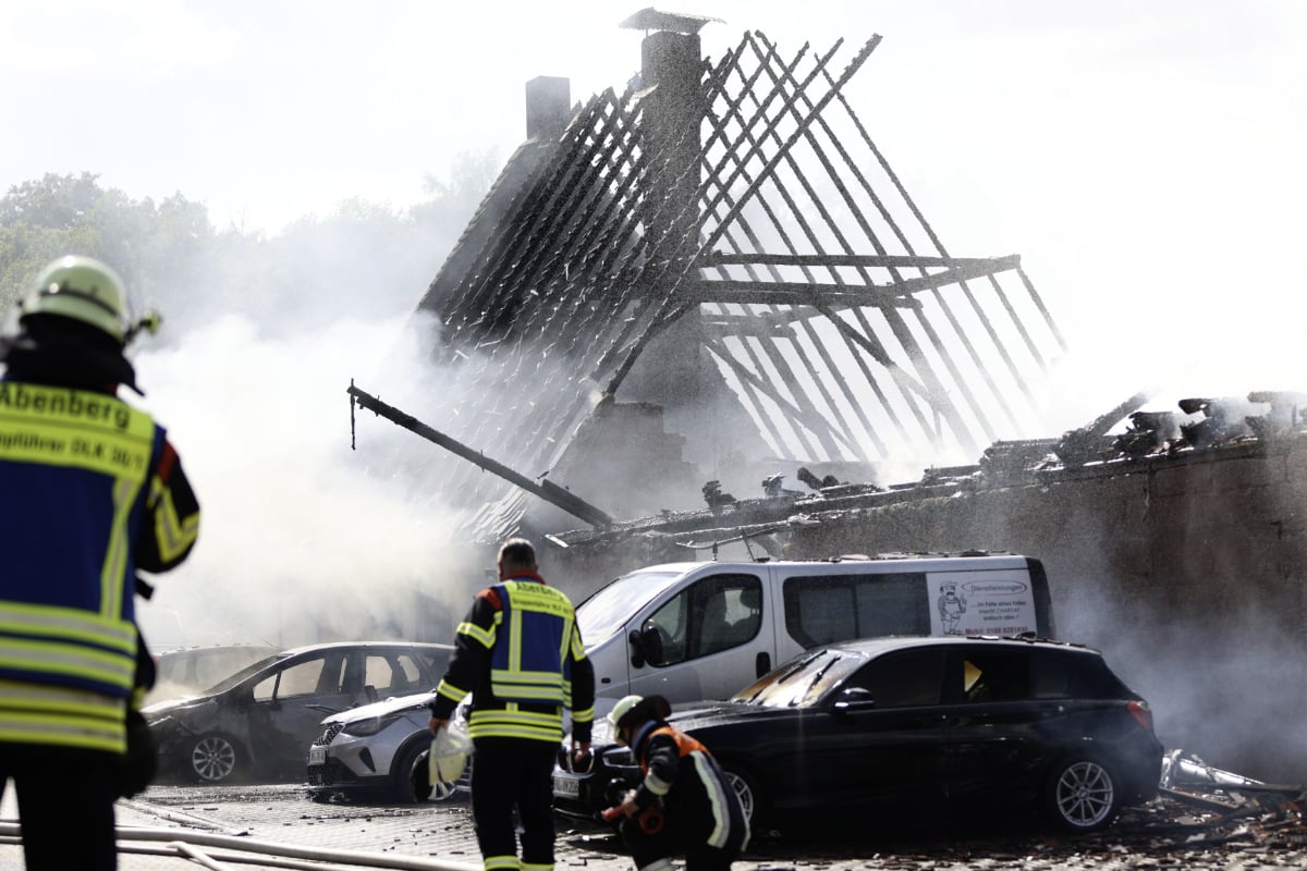 Scheune in Mittelfranken geht in Flammen auf: Vier Feuerwehrleute verletzt!
