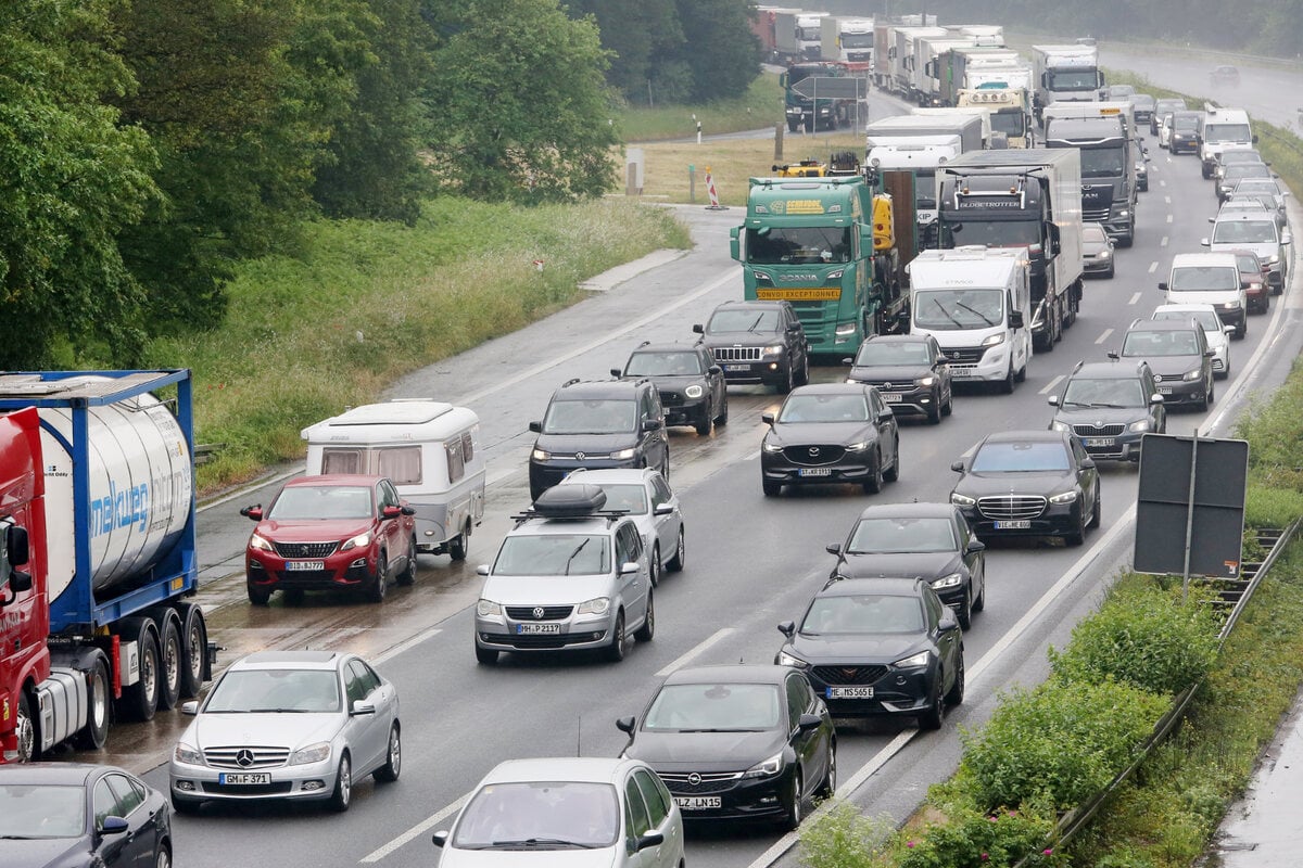 Unfall-auf-A3-Seniorin-kracht-mit-VW-gegen-Leitplanke-und-wird-schwer-verletzt