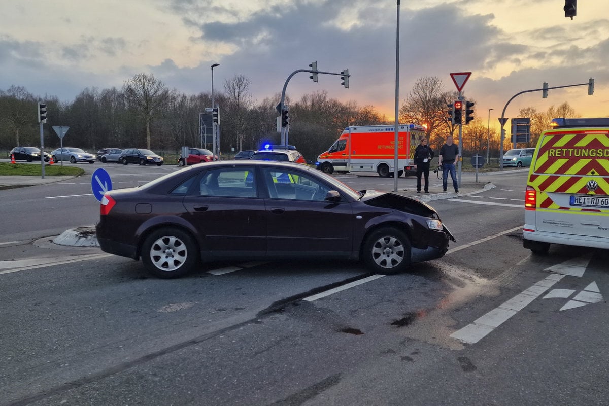 Vier Verletzte Nach Unfall In Pinneberg: BMW-Fahrer Verliert Kontrolle