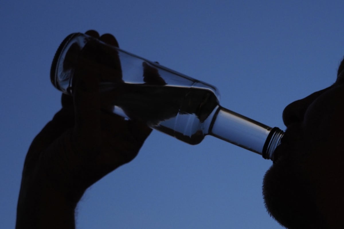 Leblos-und-hilflos-19-J-hriger-liegt-stark-betrunken-auf-der-Stra-e