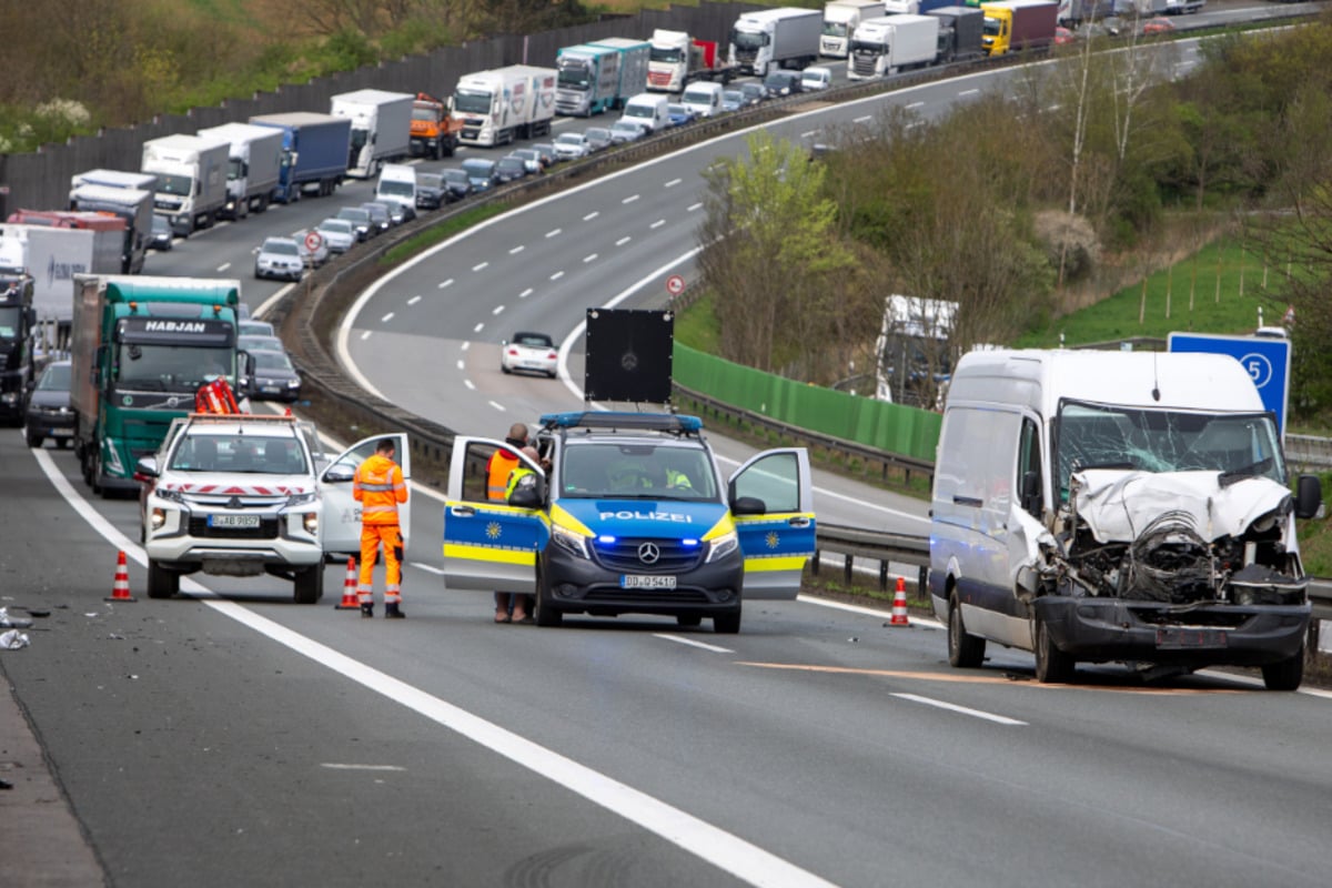 A72 im Vogtland stundenlang gesperrt: Transporter kracht gegen Laster