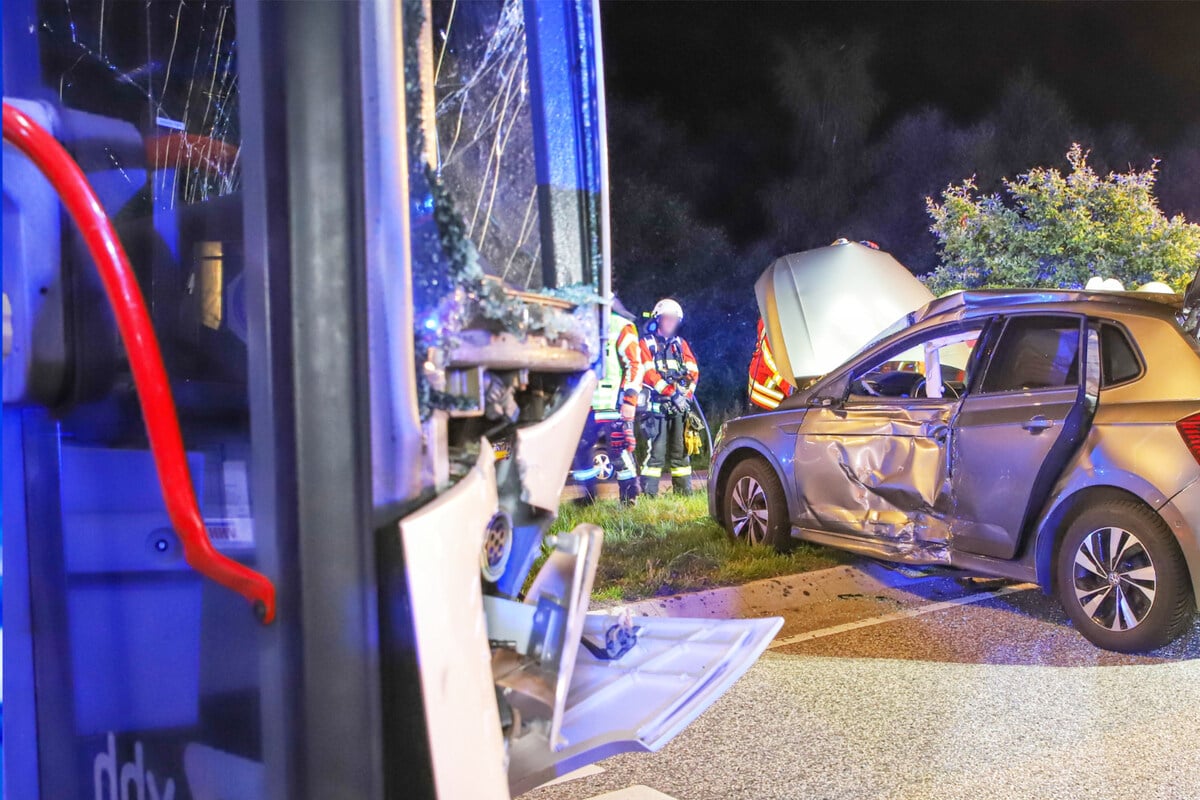 Heftiger-Crash-VW-Fahrer-bersieht-Bus-und-schwebt-in-Lebensgefahr