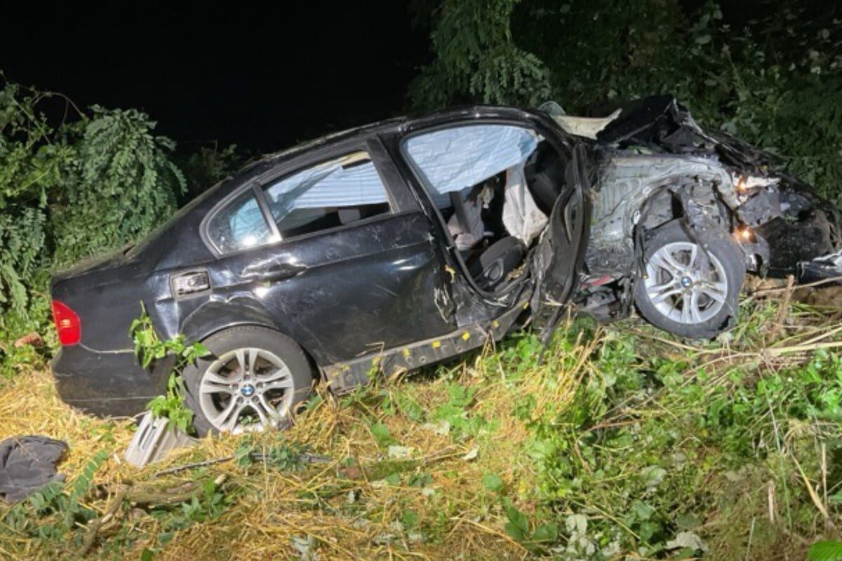 BMW stürzt zehn Meter in die Tiefe: Zwei Personen schwer verletzt