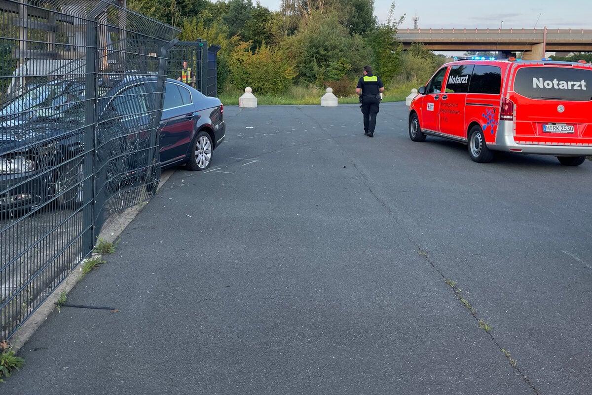 Unfall auf A2: Auto bleibt nahe der Abfahrt in Zaun stecken!