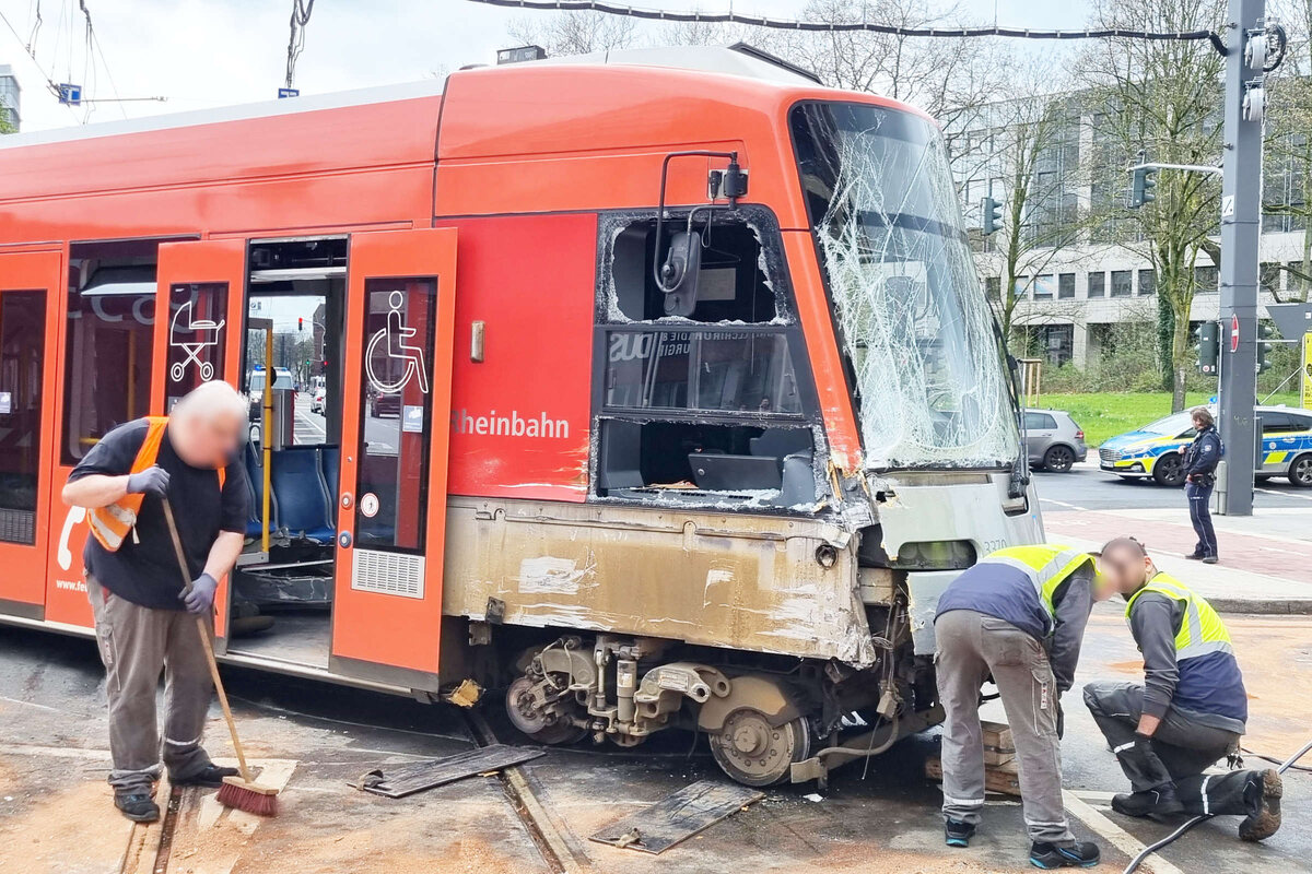 Schwerer Unfall In Düsseldorf: Straßenbahn Kracht Gegen Lkw Und ...