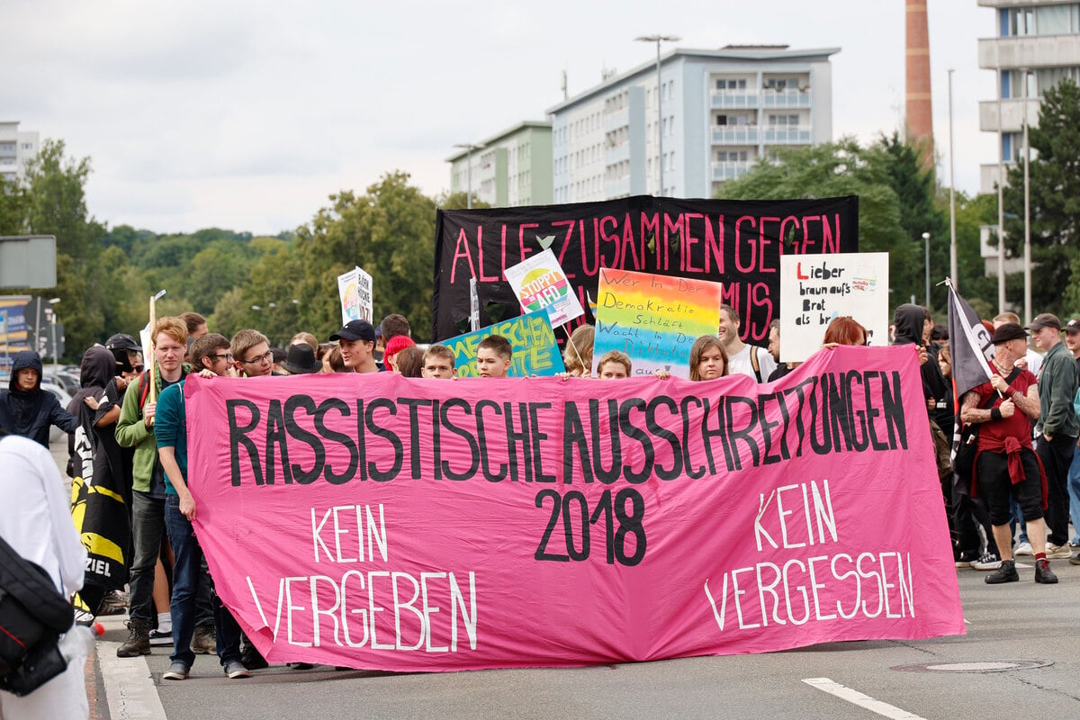 Chemnitz: Hunderte Menschen Bei Demonstration Gegen Rassismus