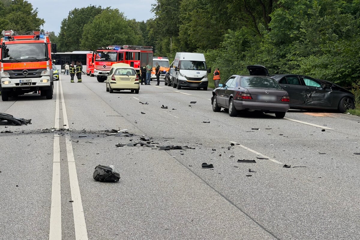Heftiger-Crash-mit-sechs-Fahrzeugen-auf-Verkehrsader-Mehrere-Menschen-verletzt
