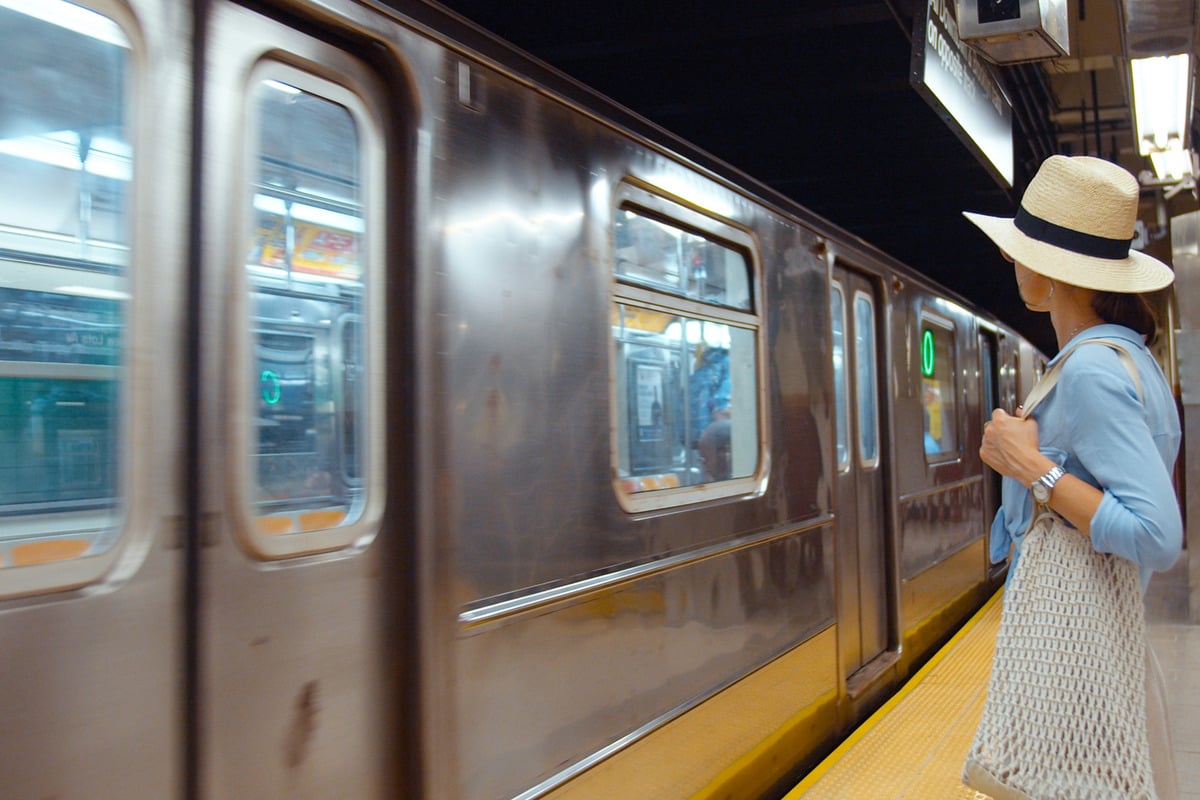 Hinterhältiger Angriff: Zwei Frauen in U-Bahn-Station auf Gleise gestoßen