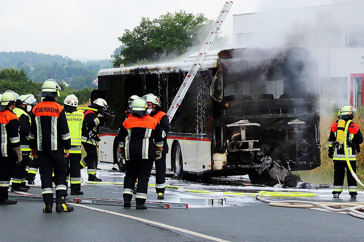 Motor platzt auf Bundesstraße: Linienbus geht in Flammen auf