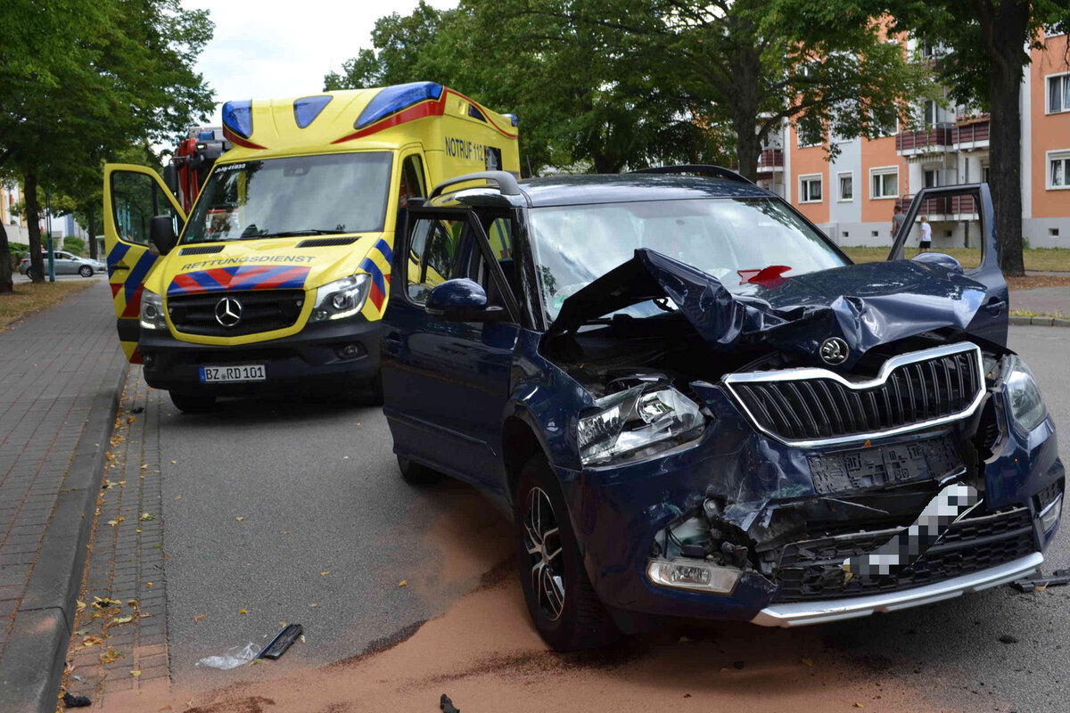 Ein-Schwerverletzter-nach-Unfall-in-Hoyerswerda-Skoda-kracht-in-Bus