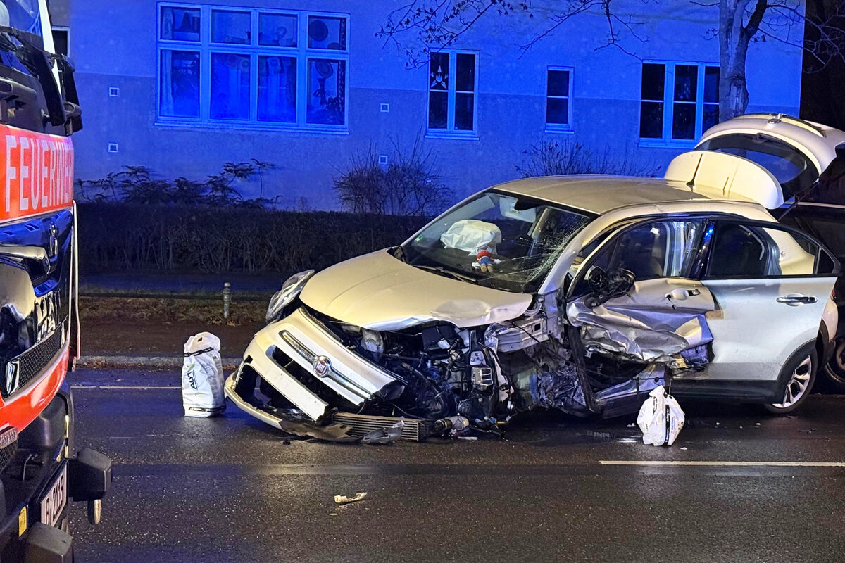 Etliche-Autos-nach-Unfall-in-Baumschulenweg-besch-digt-17-J-hrige-in-Klinik