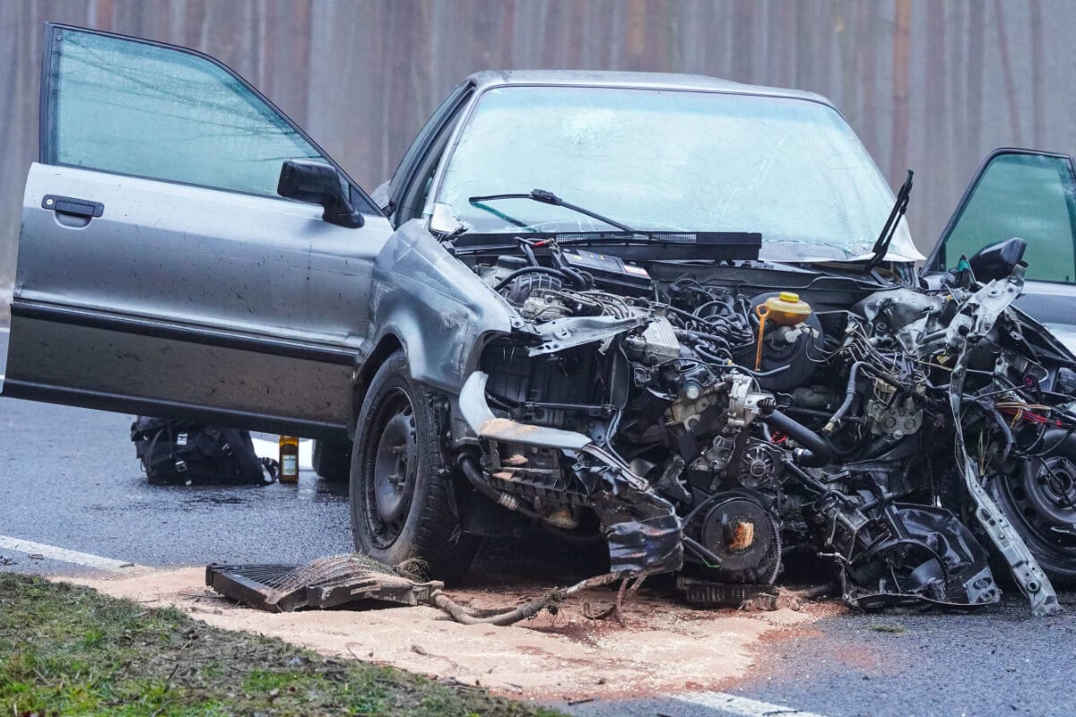 Audi-kracht-bei-Nebel-gegen-Baum-Fahrer-nach-schwerem-Unfall-verletzt