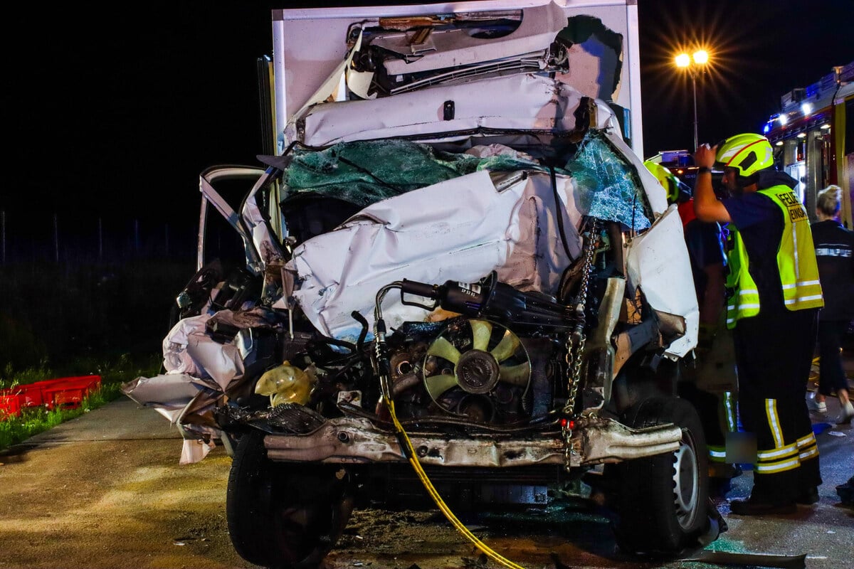 Transporter prallt auf Lkw: Mehrere Stunden geht für Autofahrer auf der A10 nichts!