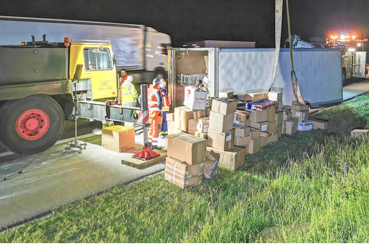 Lastwagen kippt um: Hunderte Pakete müssen umgeladen werden