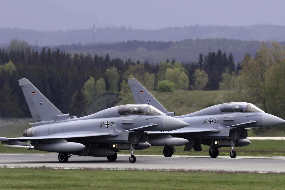 Bei Anflug auf Militärflugplatz in Bayern: Eurofighter kollidiert mit Drohne! Kripo ermittelt