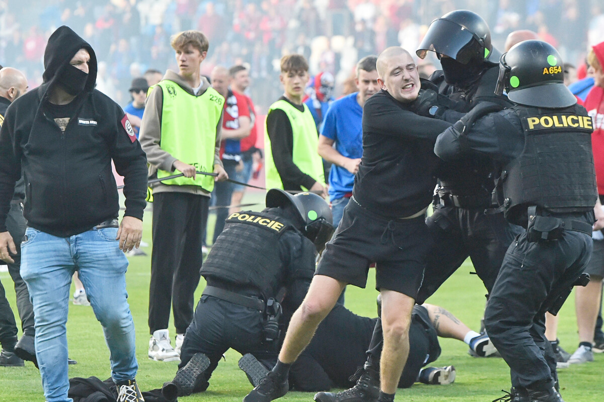 Schwere Ausschreitungen bei Pokalfinale in Tschechien: Fans prügeln wild aufeinander ein