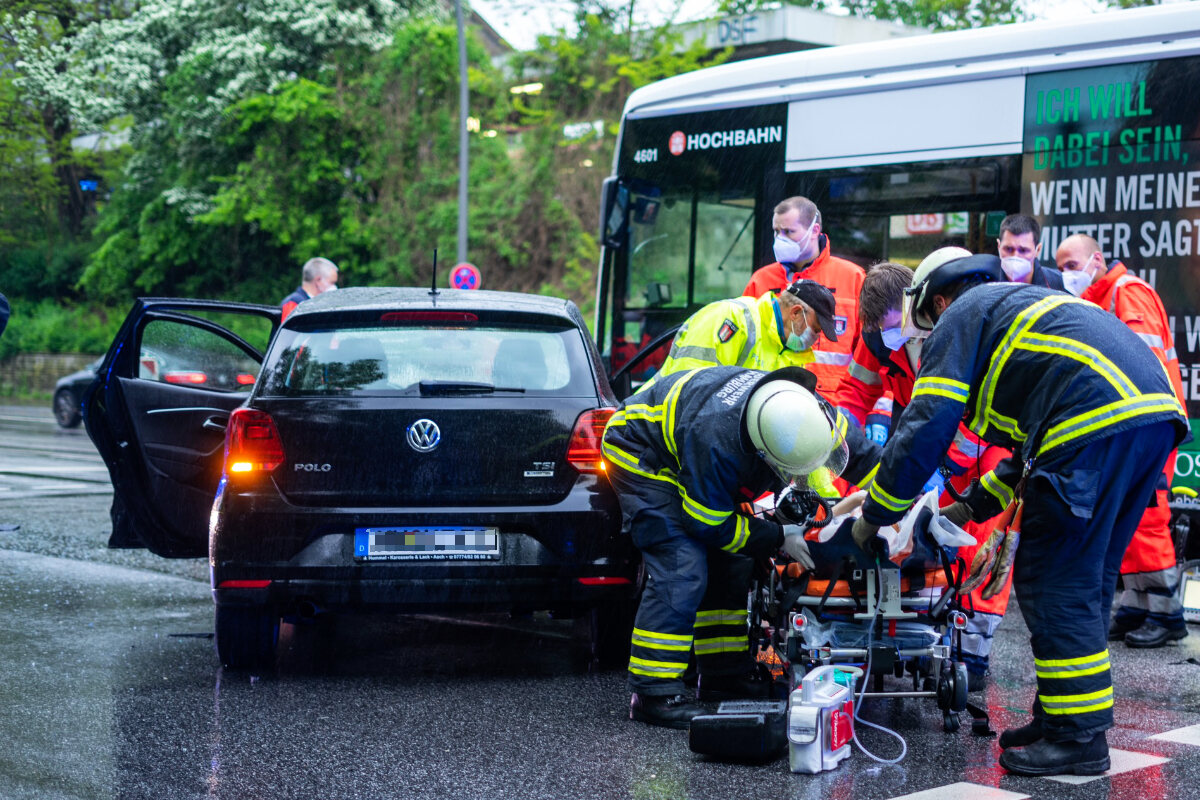 Unfall mit drei Verletzten: Polo-Fahrerin will wenden, übersieht aber einen Bus