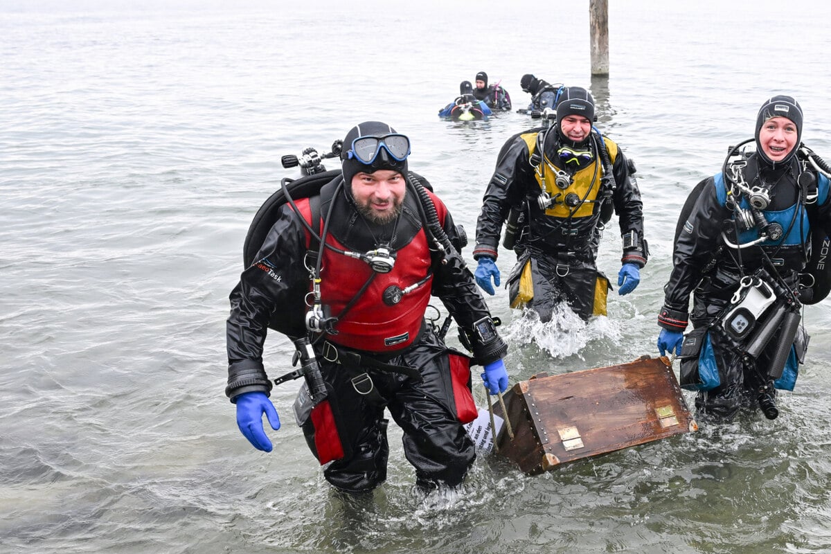 Bei-klirrender-K-lte-Taucher-bergen-Schatzkiste-aus-Bodensee