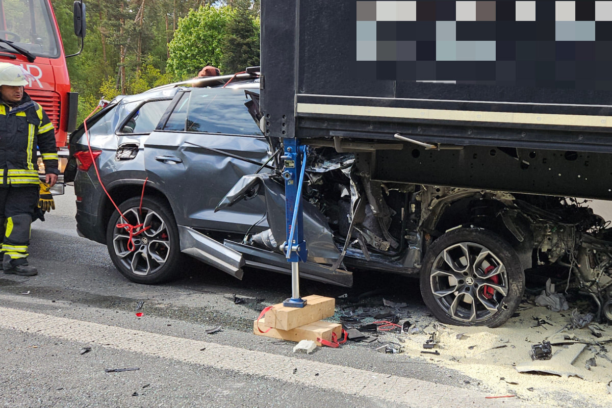Auto kracht auf A6 in Lastwagen: SUV-Fahrer (58) in lebensbedrohlichem Zustand