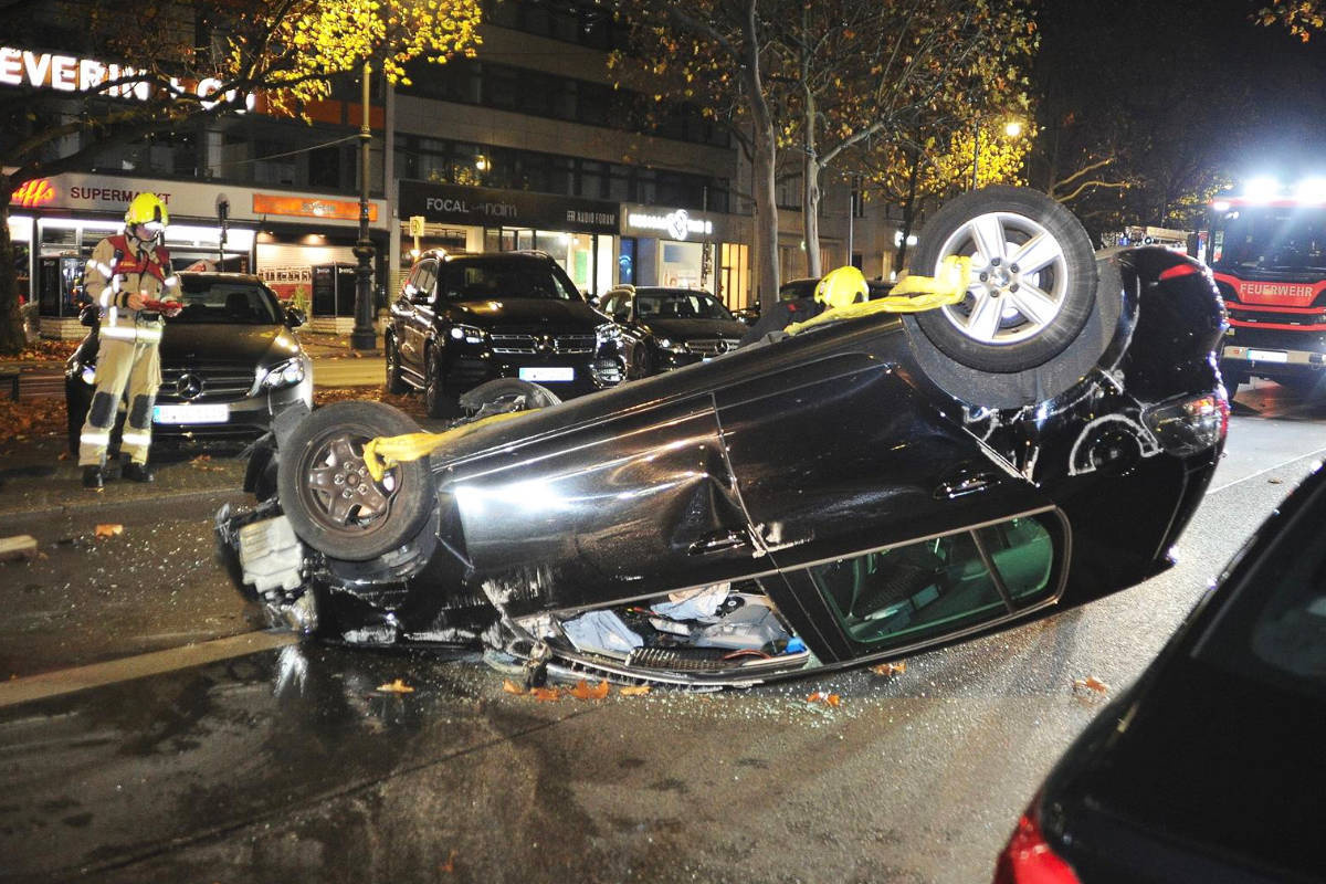 VW überschlägt Sich Bei Unfall In Berlin-Charlottenburg Und Rutscht 50 ...