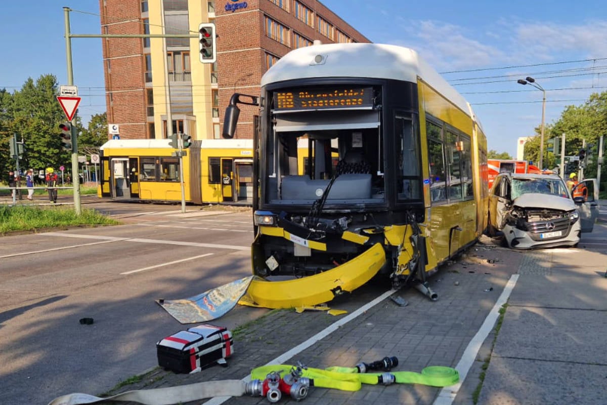 Tram-springt-aus-Gleisen-Vier-Verletzte-bei-Crash-in-Marzahn