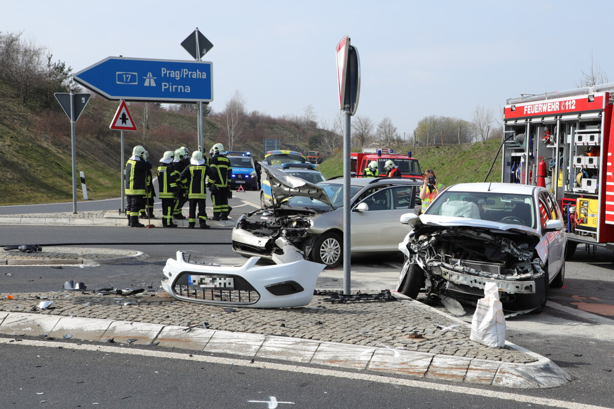 Unfall vor der A17-Auffahrt: Zwei Autos krachen frontal ineinander