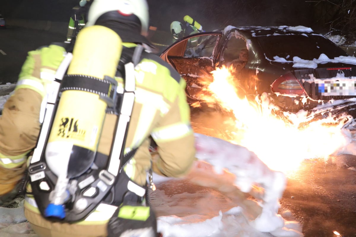 Senior-92-f-hrt-auf-Felge-pl-tzlich-brennt-es-Benz-im-Dresdner-Westen-abgefackelt