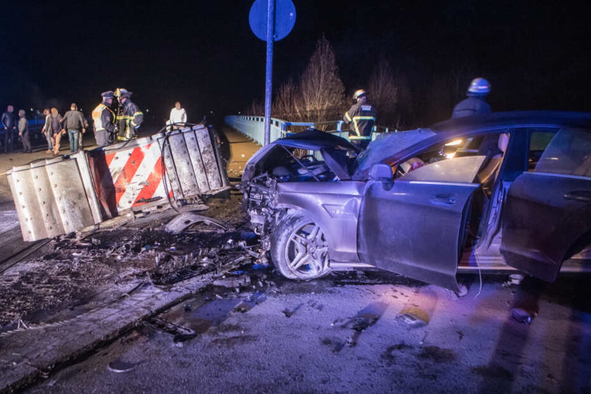Mercedes Amg Kracht In Leitplanke 20 Jahrige Stirbt Zwei Tage Nach Unfall Tag24