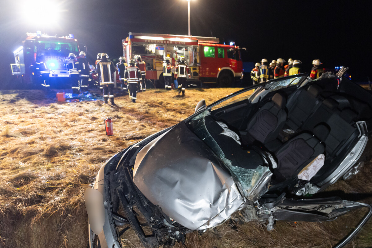 VW überschlägt sich: Feuerwehr befreit schwer verletzte Frau