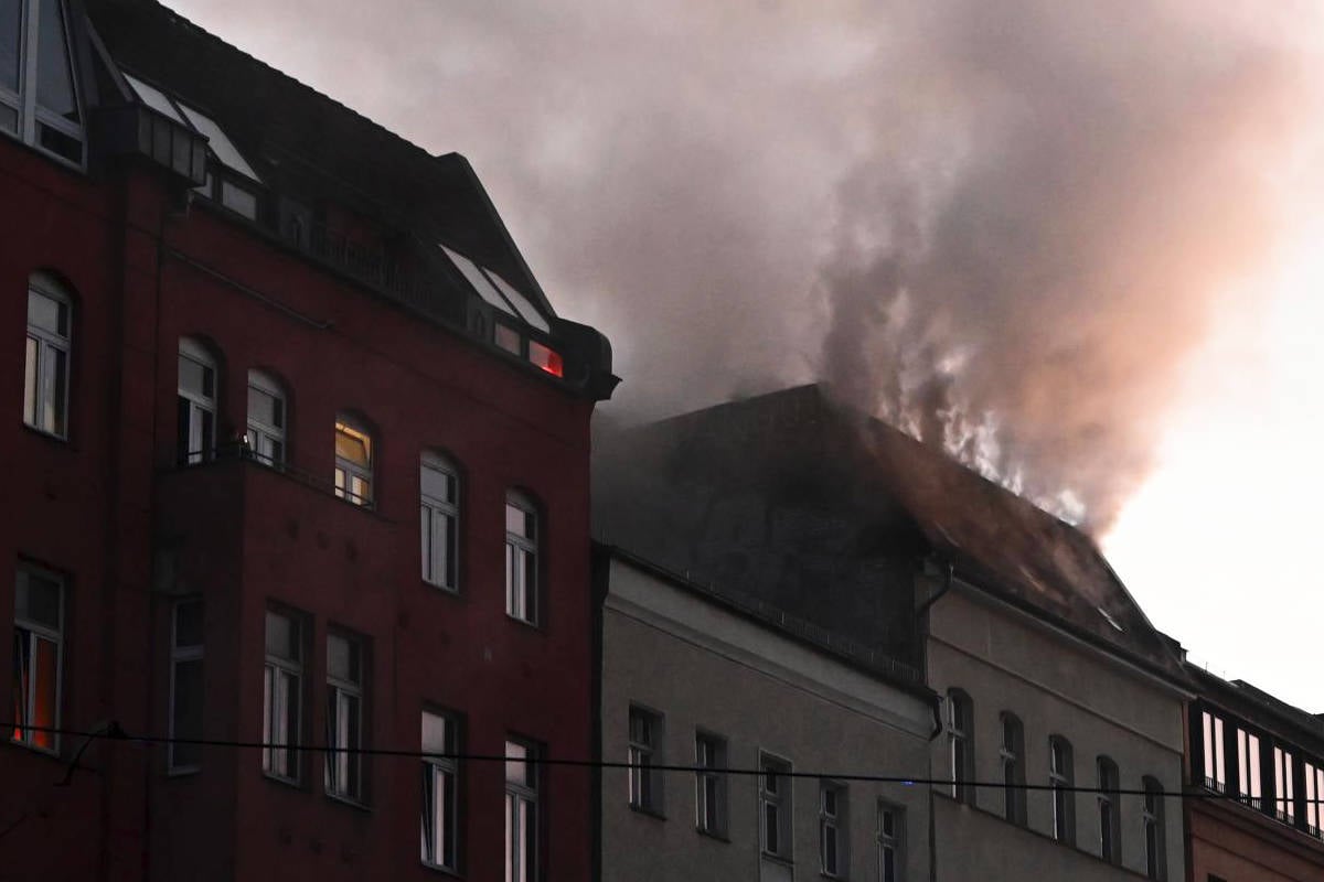 Dach brennt in Mitte: Aufwendige Löscharbeiten für Feuerwehr