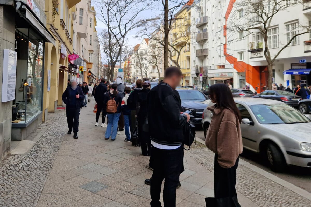 Mega-Ansturm in Schöneberg: Darum stehen hier alle Schlange