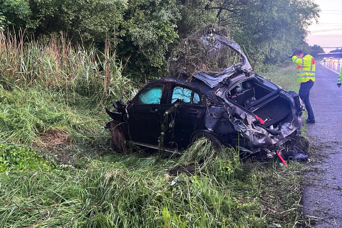 Heftiger Unfall auf A23: Mercedes-AMG erleidet Totalschaden