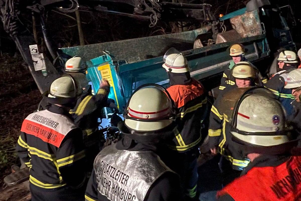 Lkw rutscht auf matschigen Boden weg und droht umzukippen: Feuerwehr mehrere Stunden im Einsatz