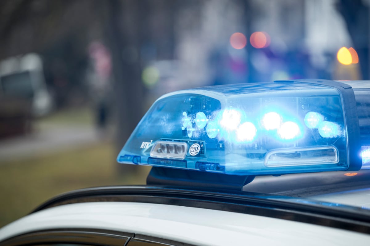 Bus-zum-Bremsen-gezwungen-VW-Fahrer-fl-chtet-sieben-Personen-verletzt