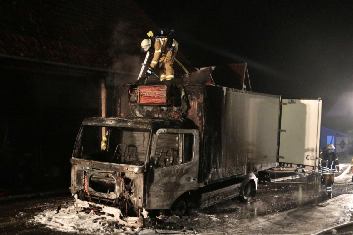 Rauch überm Führerhaus: Kurz später steht ein Laster in Flammen