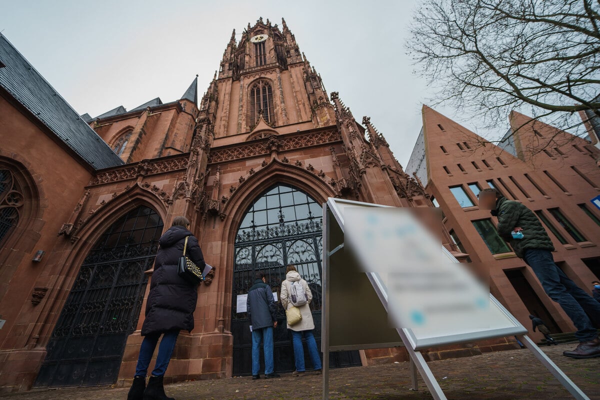 Einsatz im Frankfurter Dom: Wassermassen machen Touristen-Hotspot zu schaffen