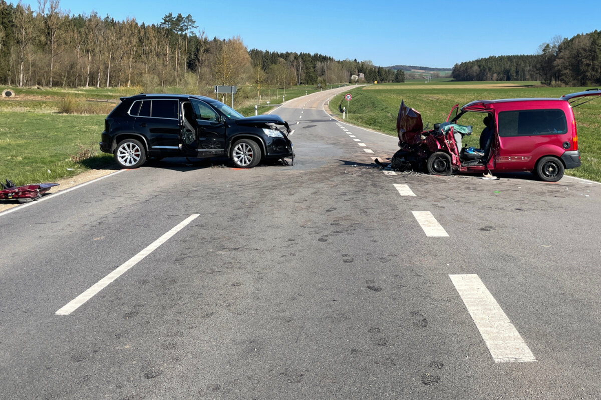 Schwerer Unfall in Bayern: Fünf Menschen bei Frontalzusammenstoß verletzt