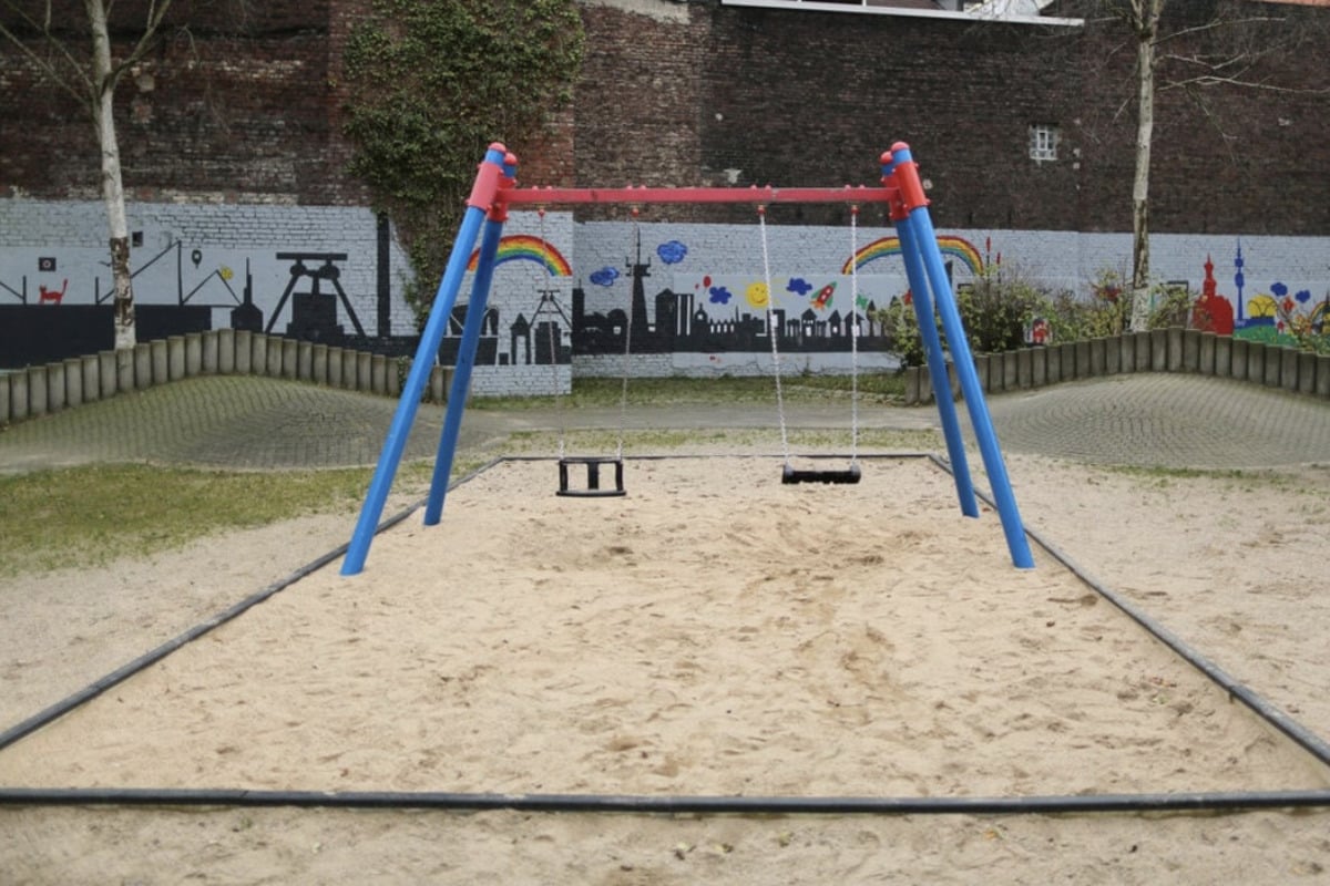 Besoffener-Jugendlicher-randaliert-auf-gesperrtem-Spielplatz