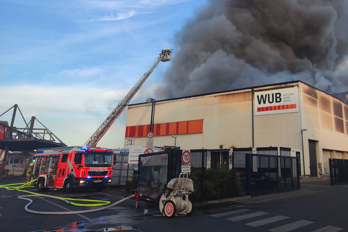 Großbrand in Neukölln: Feuerwehr warnt vor Rauchwolke über Berlin