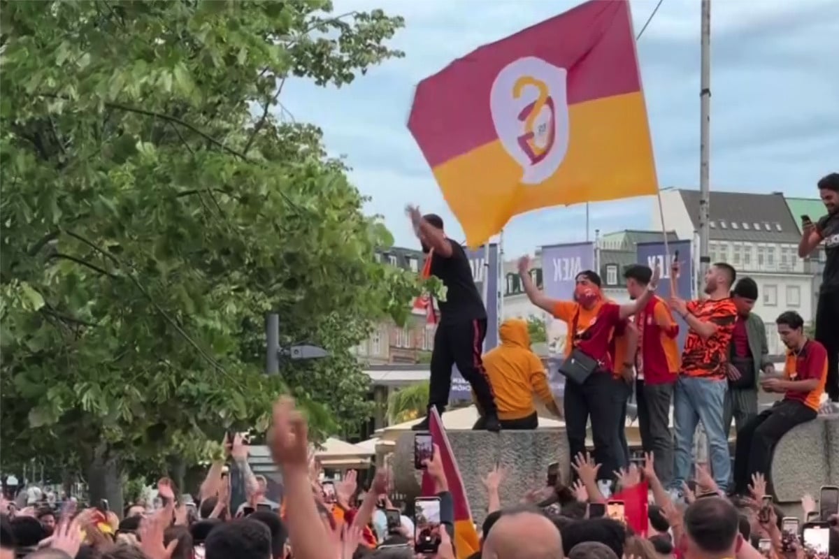 Galatasaray-Fans entern den Jungfernstieg und sorgen für Polizei-Einsatz