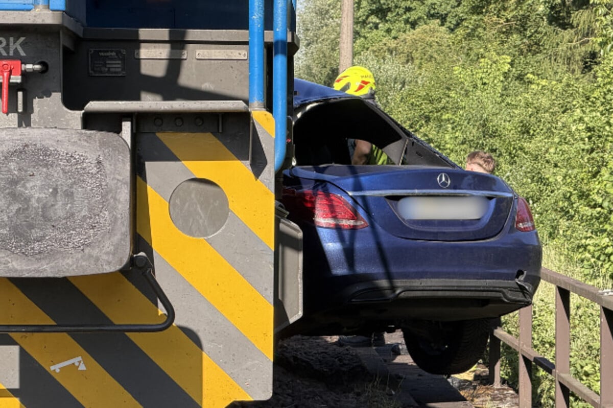 Tödlicher Zusammenstoß: Güterlok rammt Mercedes und schleift