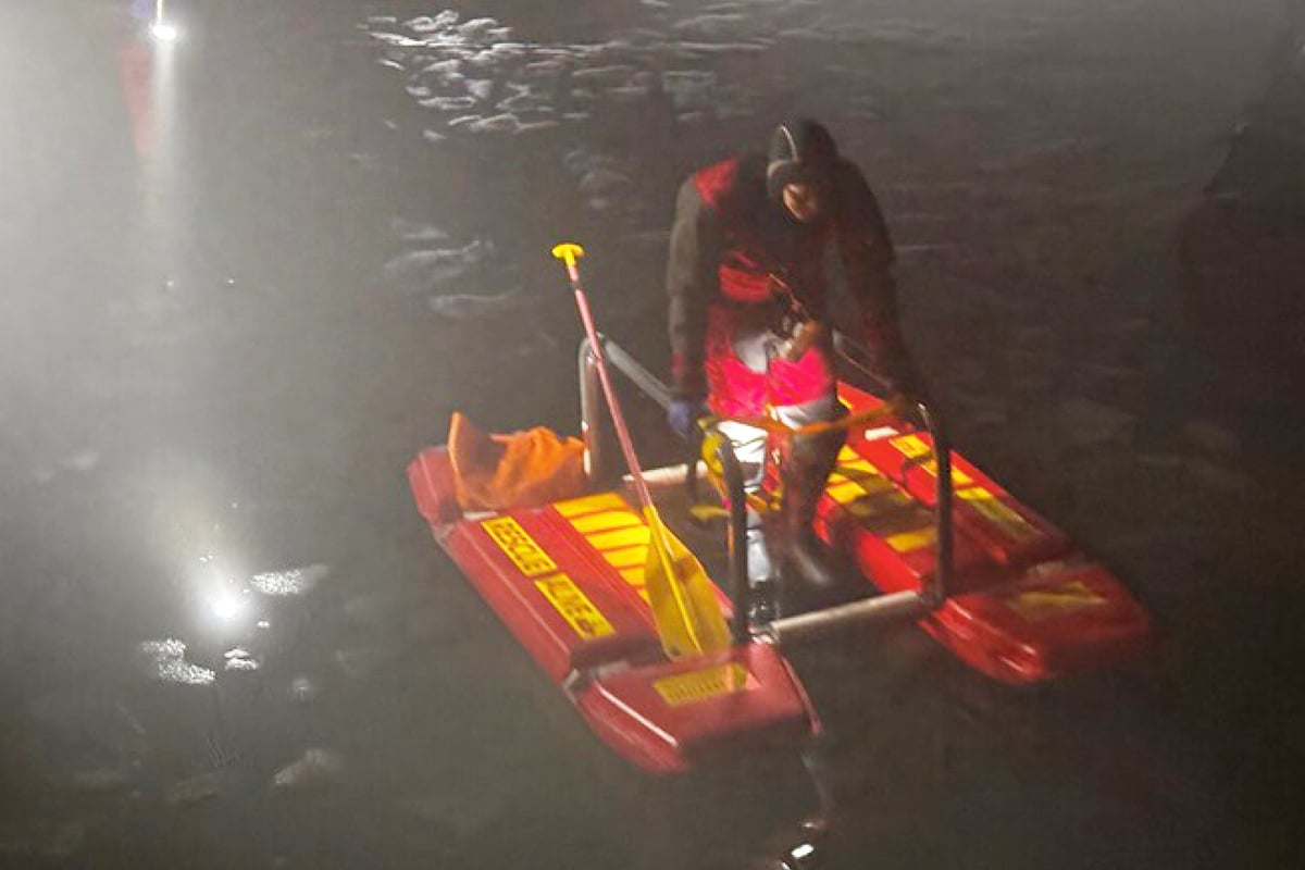 Gefährliche Aktion auf dem Rummelsburger See: Feuerwehr mit Drohne und Tauchern im Einsatz