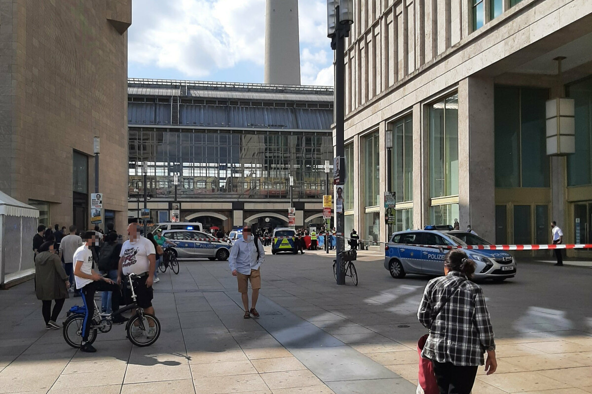 Mensch zündet sich auf Berliner Alexanderplatz an und stirbt im Krankenhaus