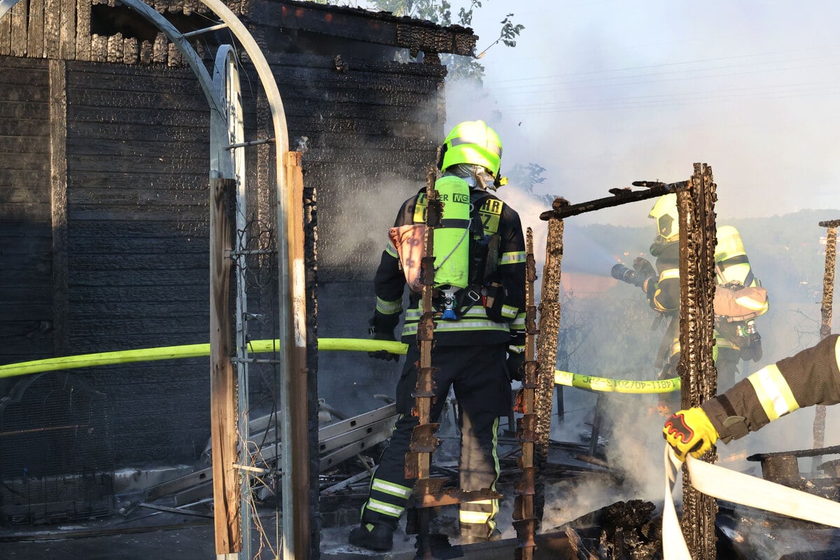 Feuerwehreinsatz-in-Chemnitz-Gartenlaube-fackelt-komplett-ab