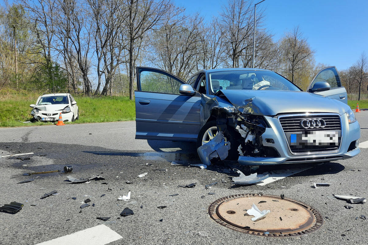 Crash mit mehreren Verletzten: Audi und Toyota rasen ineinander