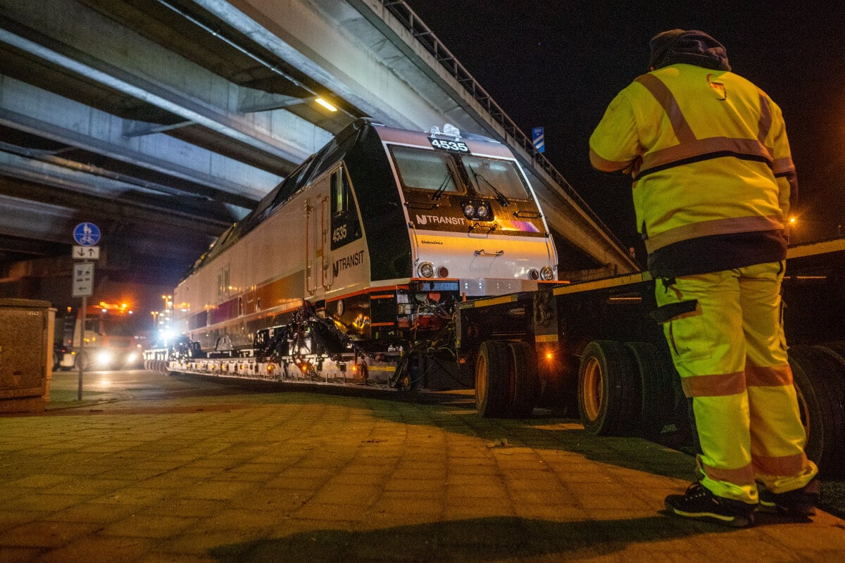 Ouch!  Why is a locomotive driving here on the road through Hamburg?