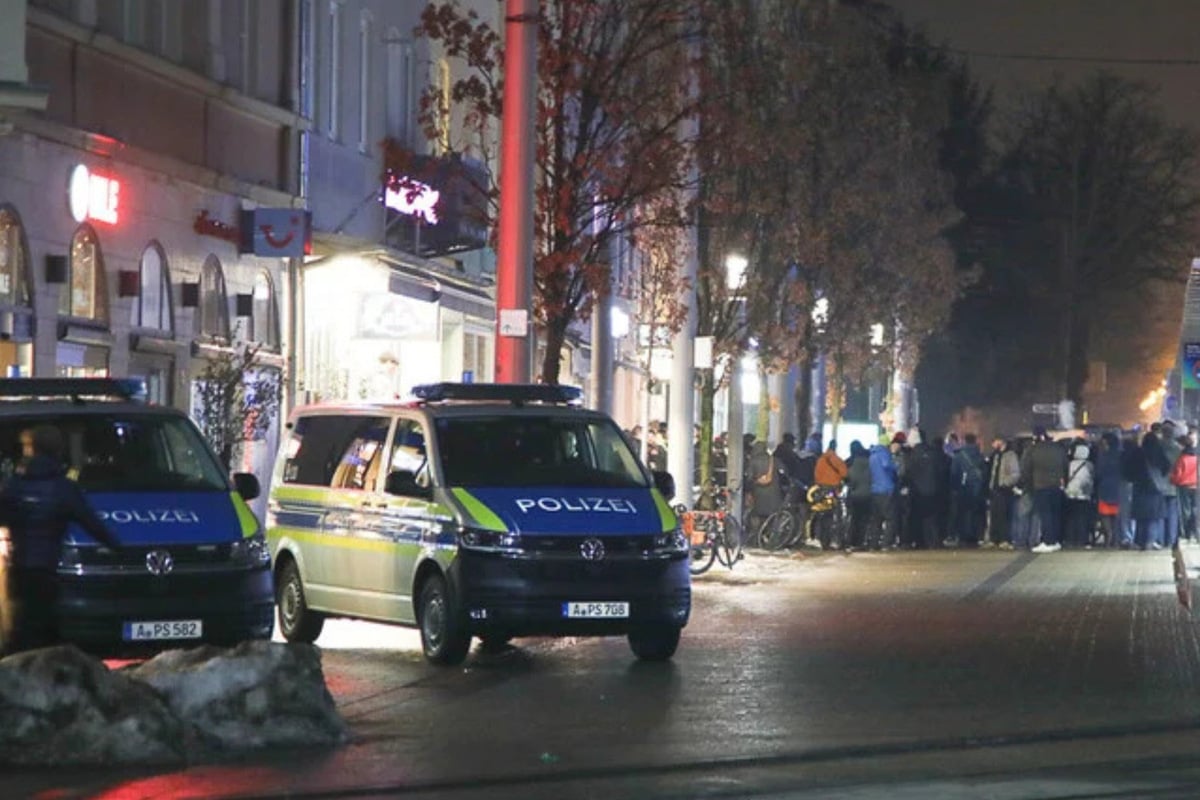 Kritik-nach-Razzia-in-Augsburger-Club-Polizei-l-sst-G-ste-blankziehen
