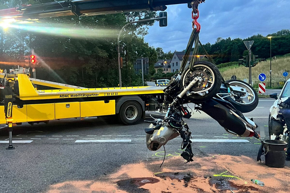 Motorradfahrer wird von Auto erfasst: Heli kommt zu spät, 57-Jähriger stirbt!